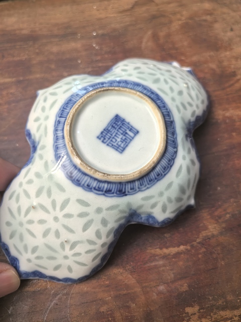 古玩陶瓷乾隆青花玲瓏瓷青花元寶型茶船拍賣，當前價格3500元