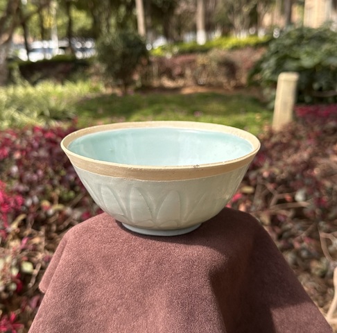 古玩陶瓷湖田窯影青釉刻仰蓮紋面包碗拍賣，當前價格9000元