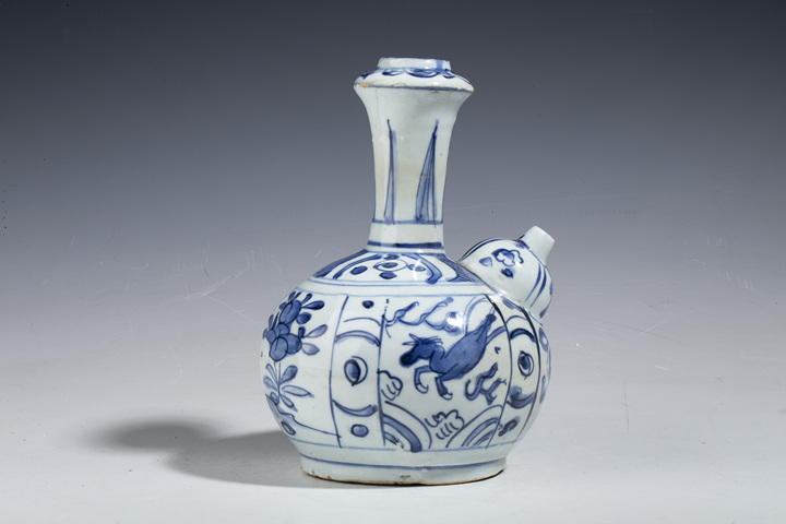 古玩陶瓷明晚·青花開窗天馬花卉紋軍持拍賣，當(dāng)前價(jià)格16888元