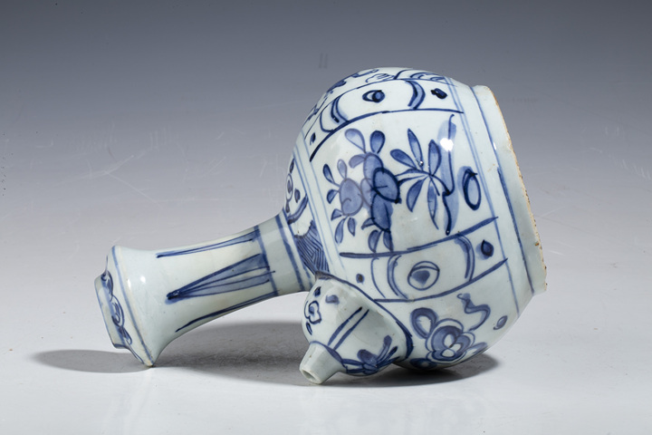 古玩陶瓷明晚·青花開窗天馬花卉紋軍持拍賣，當(dāng)前價(jià)格16888元