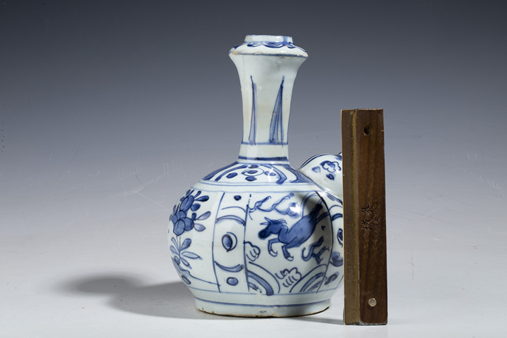 古玩陶瓷明晚·青花開窗天馬花卉紋軍持拍賣，當(dāng)前價(jià)格16888元