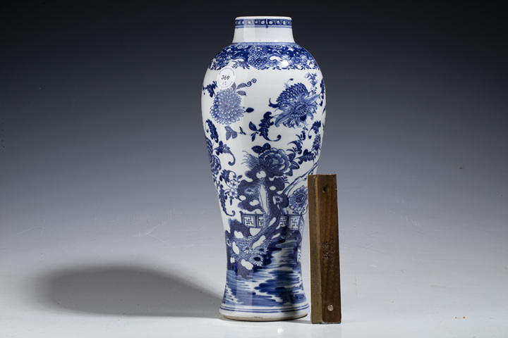 古玩陶瓷清乾隆·青花洞石花卉紋雞腿瓶拍賣,當前價格6500元