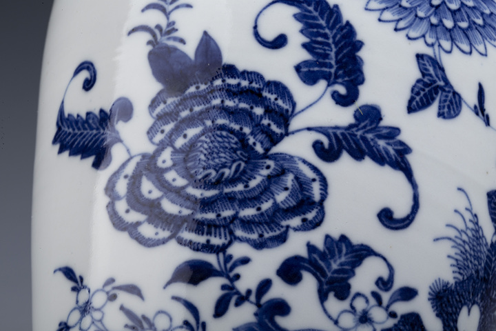 古玩陶瓷清乾隆·青花洞石花卉紋雞腿瓶拍賣,當前價格6500元