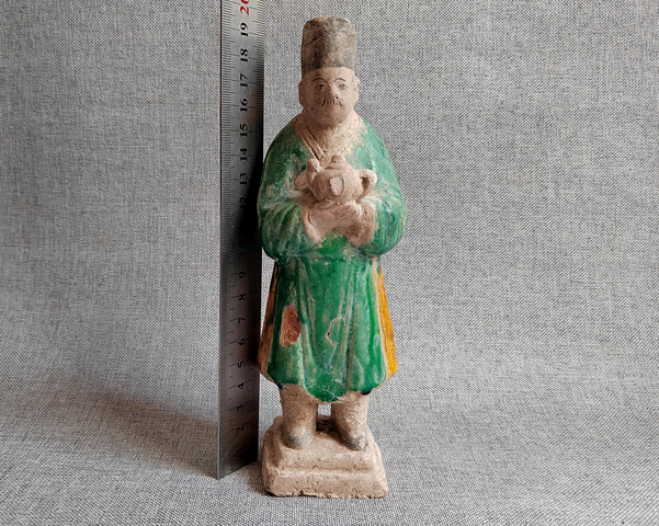 古玩陶瓷明代三彩捧壺人物俑（一對）拍賣，當前價格8680元