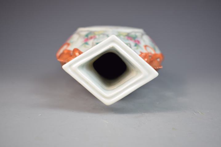 古玩陶瓷清末民初粉彩花卉杏圓開(kāi)窗神仙人物螭龍耳菱口扁瓶拍賣(mài)，當(dāng)前價(jià)格3552元