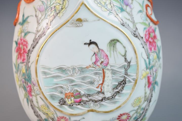 古玩陶瓷清末民初粉彩花卉杏圓開(kāi)窗神仙人物螭龍耳菱口扁瓶拍賣(mài)，當(dāng)前價(jià)格3552元