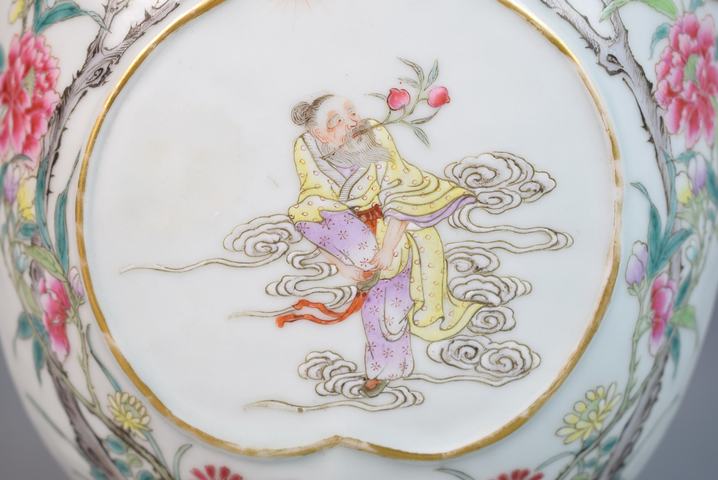古玩陶瓷清末民初粉彩花卉杏圓開(kāi)窗神仙人物螭龍耳菱口扁瓶拍賣(mài)，當(dāng)前價(jià)格3552元