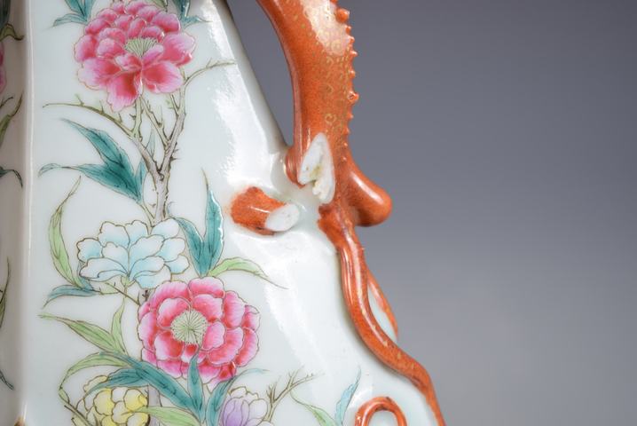 古玩陶瓷清末民初粉彩花卉杏圓開(kāi)窗神仙人物螭龍耳菱口扁瓶拍賣(mài)，當(dāng)前價(jià)格3552元