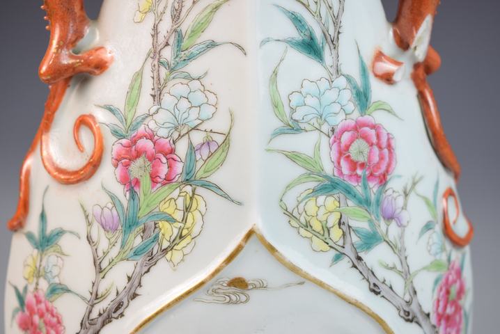 古玩陶瓷清末民初粉彩花卉杏圓開(kāi)窗神仙人物螭龍耳菱口扁瓶拍賣(mài)，當(dāng)前價(jià)格3552元
