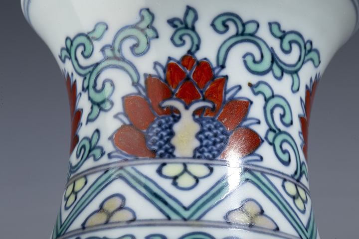 古玩陶瓷清末民初·斗彩纏枝花卉紋琵琶尊拍賣,當前價格29800元