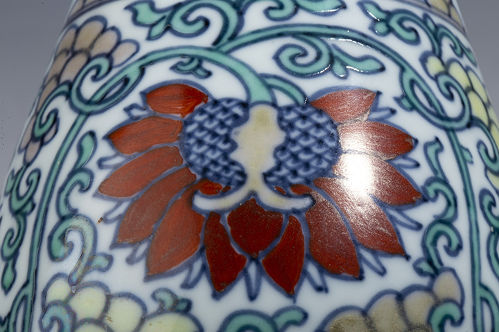 古玩陶瓷清末民初·斗彩纏枝花卉紋琵琶尊拍賣,當前價格29800元