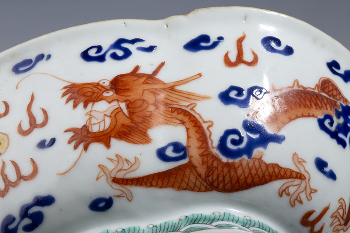 古玩陶瓷晚清·料彩礬紅龍紋供盤拍賣，當前價格6666元