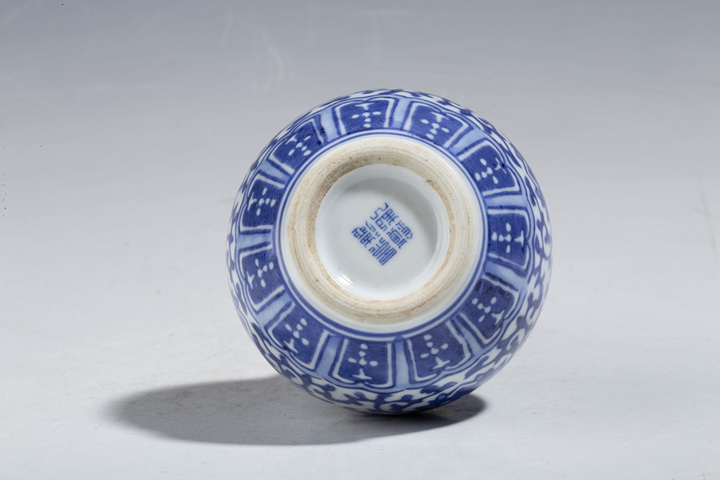 古玩陶瓷青花纏枝蓮紋小天球瓶拍賣,當前價格1200元