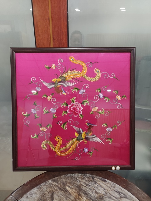 古玩雜項(xiàng)鳳凰繡片掛屏拍賣(mài),當(dāng)前價(jià)格1600元