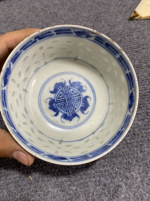 古玩陶瓷精品官窯內造款細路青花玲瓏瓷賞碗拍賣，當前價格1980元
