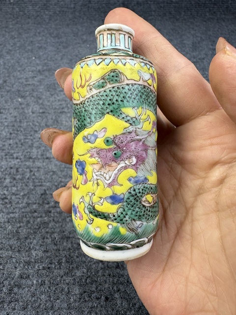古玩陶瓷黃地粉彩龍紋鼻煙壺拍賣，當前價格3988元