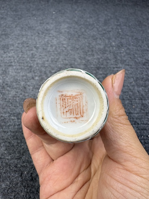 古玩陶瓷黃地粉彩龍紋鼻煙壺拍賣，當前價格3988元