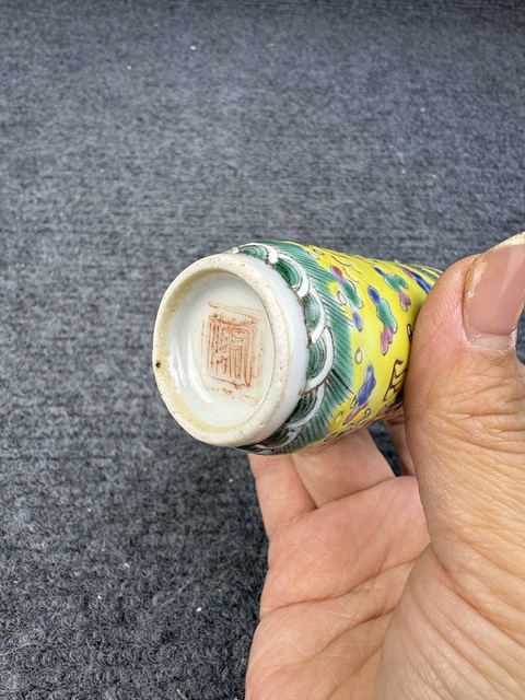 古玩陶瓷黃地粉彩龍紋鼻煙壺拍賣，當前價格3988元