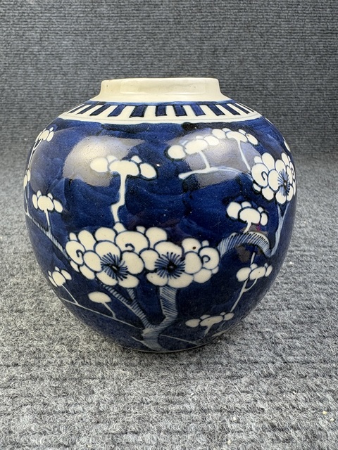 古玩陶瓷清晚期青花留白冰梅罐拍賣,當(dāng)前價(jià)格999元