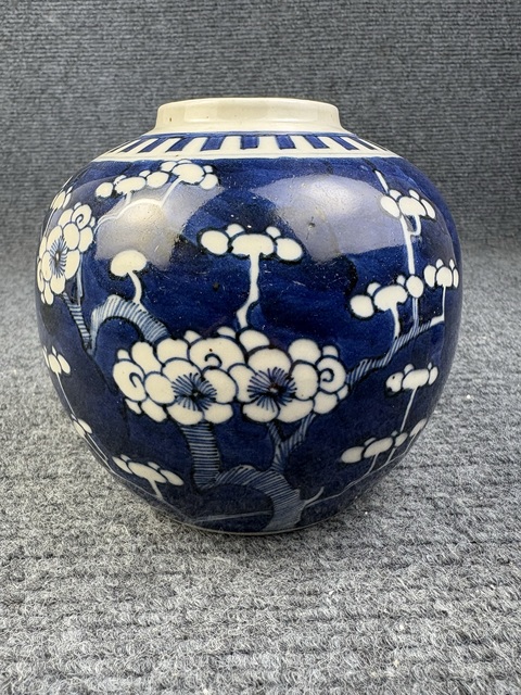 古玩陶瓷清晚期青花留白冰梅罐拍賣,當(dāng)前價(jià)格999元