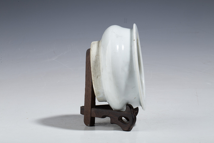 古玩陶瓷清中·德化窯白釉香爐真品鑒賞圖