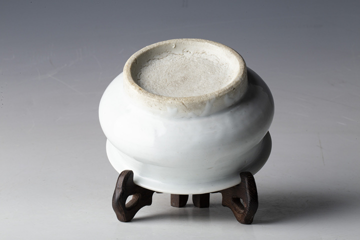 古玩陶瓷清中·德化窯白釉香爐真品鑒賞圖
