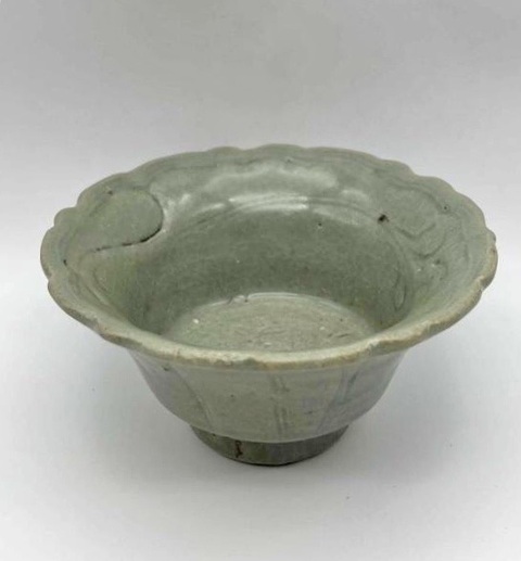 古玩陶瓷龍泉青瓷刻花花口茶碗拍賣，當前價格2000元