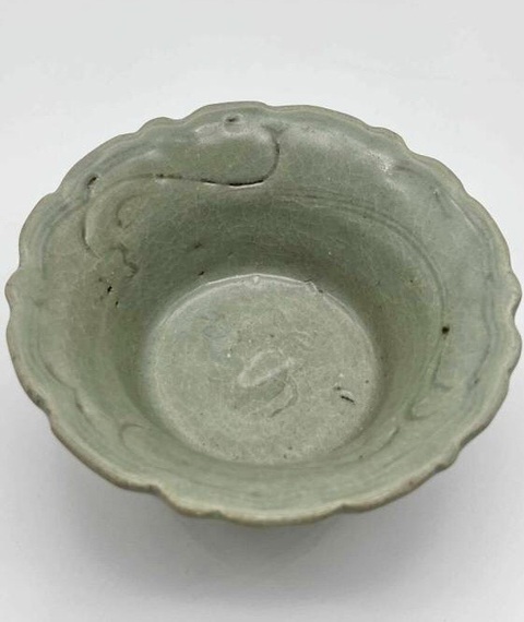 古玩陶瓷龍泉青瓷刻花花口茶碗拍賣，當前價格2000元