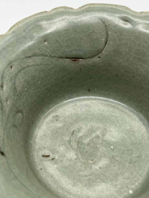 古玩陶瓷龍泉青瓷刻花花口茶碗拍賣，當前價格2000元