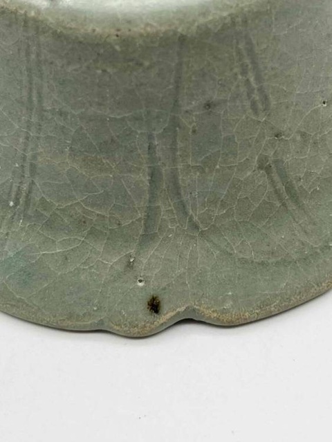 古玩陶瓷龍泉青瓷刻花花口茶碗拍賣，當前價格2000元