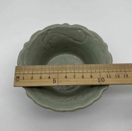 古玩陶瓷龍泉青瓷刻花花口茶碗拍賣，當前價格2000元