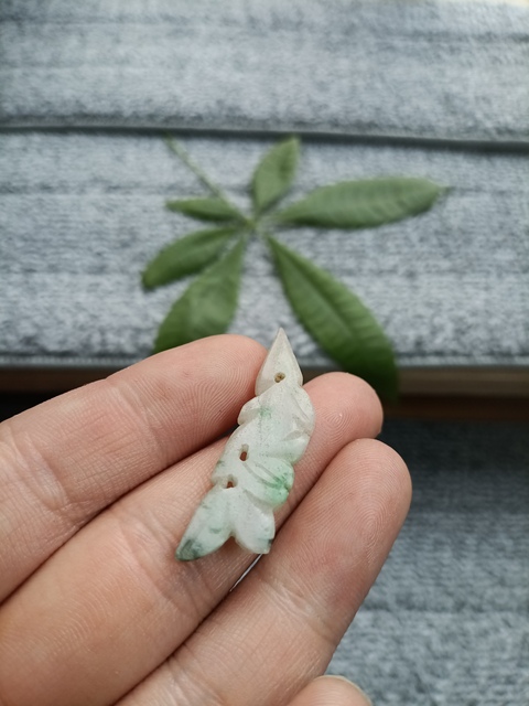 古玩玉器清代雙面工天然翡翠花飾拍賣,當前價格598元