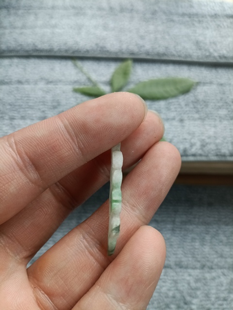 古玩玉器清代雙面工天然翡翠花飾拍賣,當前價格598元