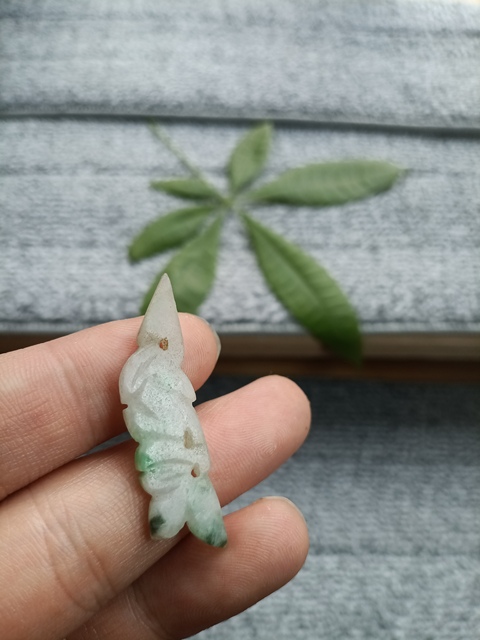 古玩玉器清代雙面工天然翡翠花飾拍賣,當前價格598元