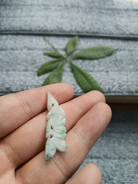 古玩玉器清代雙面工天然翡翠花飾拍賣,當前價格598元