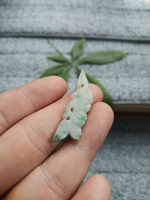 古玩玉器清代雙面工天然翡翠花飾拍賣,當前價格598元