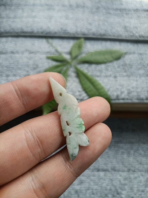 古玩玉器清代雙面工天然翡翠花飾拍賣,當前價格598元