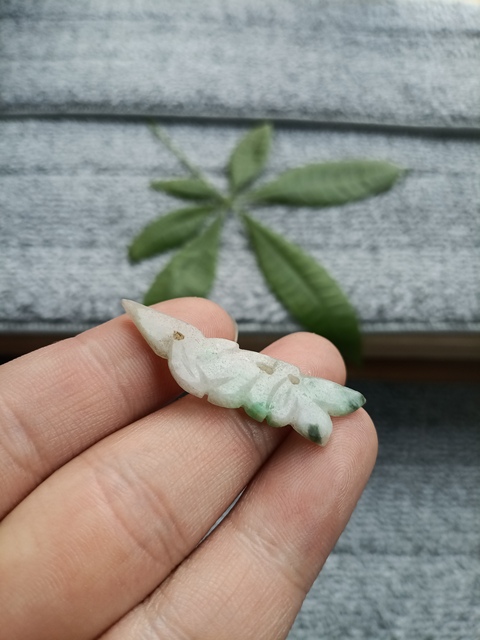 古玩玉器清代雙面工天然翡翠花飾拍賣,當前價格598元