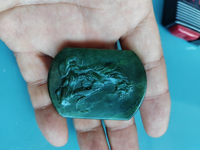 古玩玉器和田碧玉子岡牌雕“虎虎生威”牌拍賣，當前價格488元