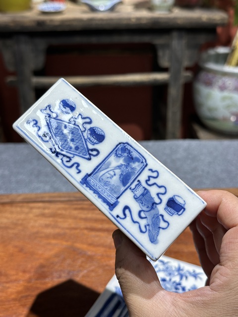古玩陶瓷清代中期青花細路博古紋大號雙格印泥盒拍賣，當前價格16800元