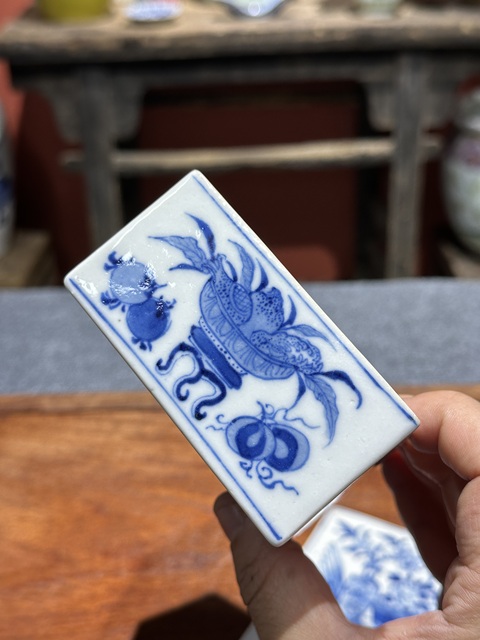 古玩陶瓷清代中期青花細路博古紋大號雙格印泥盒拍賣，當前價格16800元