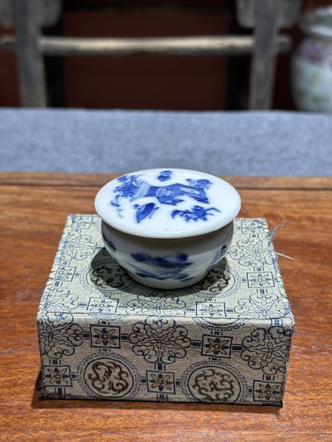 古玩陶瓷清代中期青花博古紋印泥盒拍賣，當前價格6800元