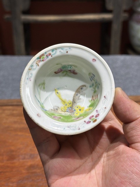 古玩陶瓷清代同治粉彩蝶戀花筆洗拍賣,當(dāng)前價格2600元