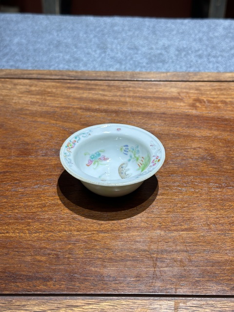 古玩陶瓷清代同治粉彩蝶戀花筆洗拍賣,當(dāng)前價格2600元