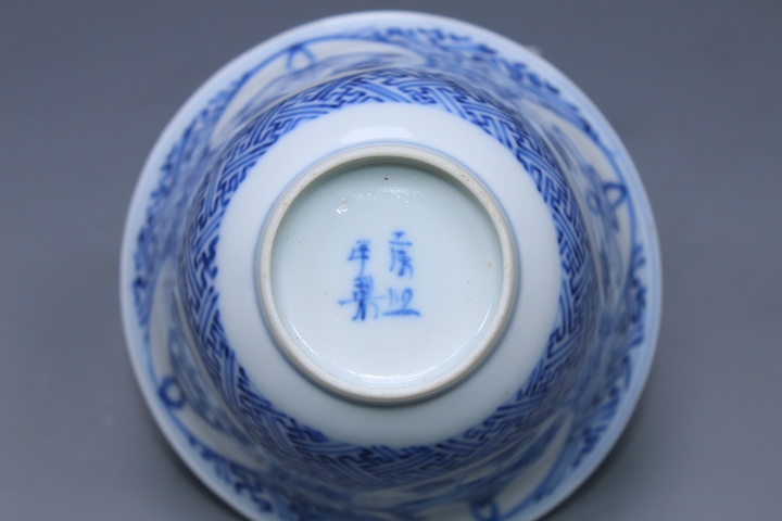 古玩陶瓷清晚期·青花萬字紋錦地開窗吉慶有余紋茶杯拍賣,當前價格1512元