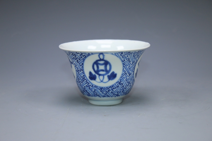 古玩陶瓷清晚期·青花萬字紋錦地開窗吉慶有余紋茶杯拍賣,當前價格1512元