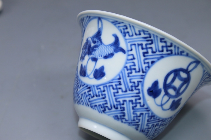 古玩陶瓷清晚期·青花萬字紋錦地開窗吉慶有余紋茶杯拍賣,當前價格1512元