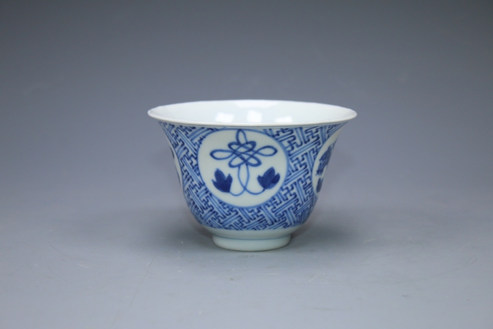 古玩陶瓷清晚期·青花萬字紋錦地開窗吉慶有余紋茶杯拍賣,當前價格1512元