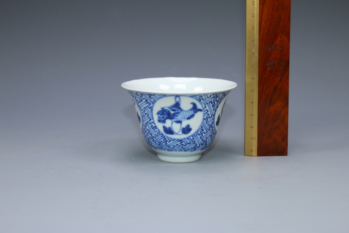 古玩陶瓷清晚期·青花萬字紋錦地開窗吉慶有余紋茶杯拍賣,當前價格1512元