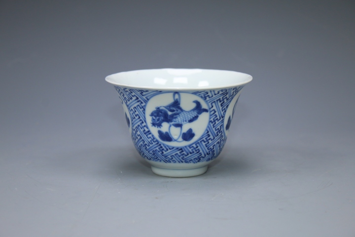 古玩陶瓷清晚期·青花萬字紋錦地開窗吉慶有余紋茶杯拍賣,當前價格1512元